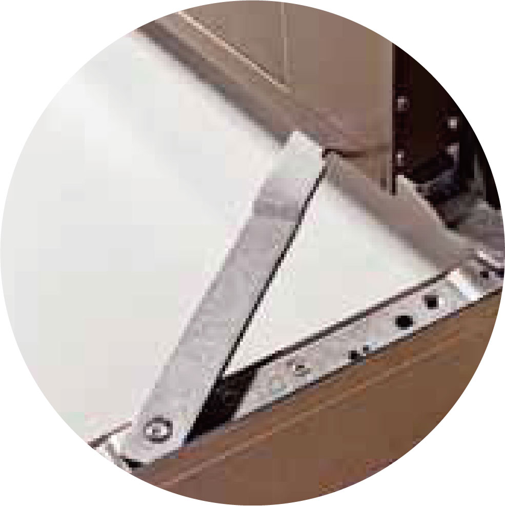 【 推射窗】重型不銹鋼四連桿，專利凸點式設 計研發，可以承受至90 公斤的重量，往複開關1萬次